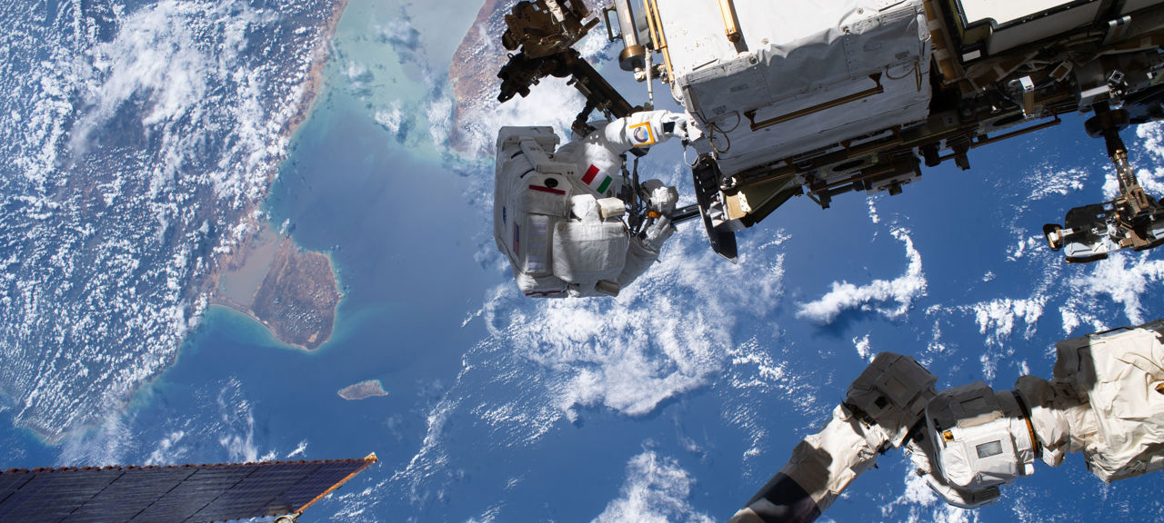 Above and beyond Astronaut utanför ISS